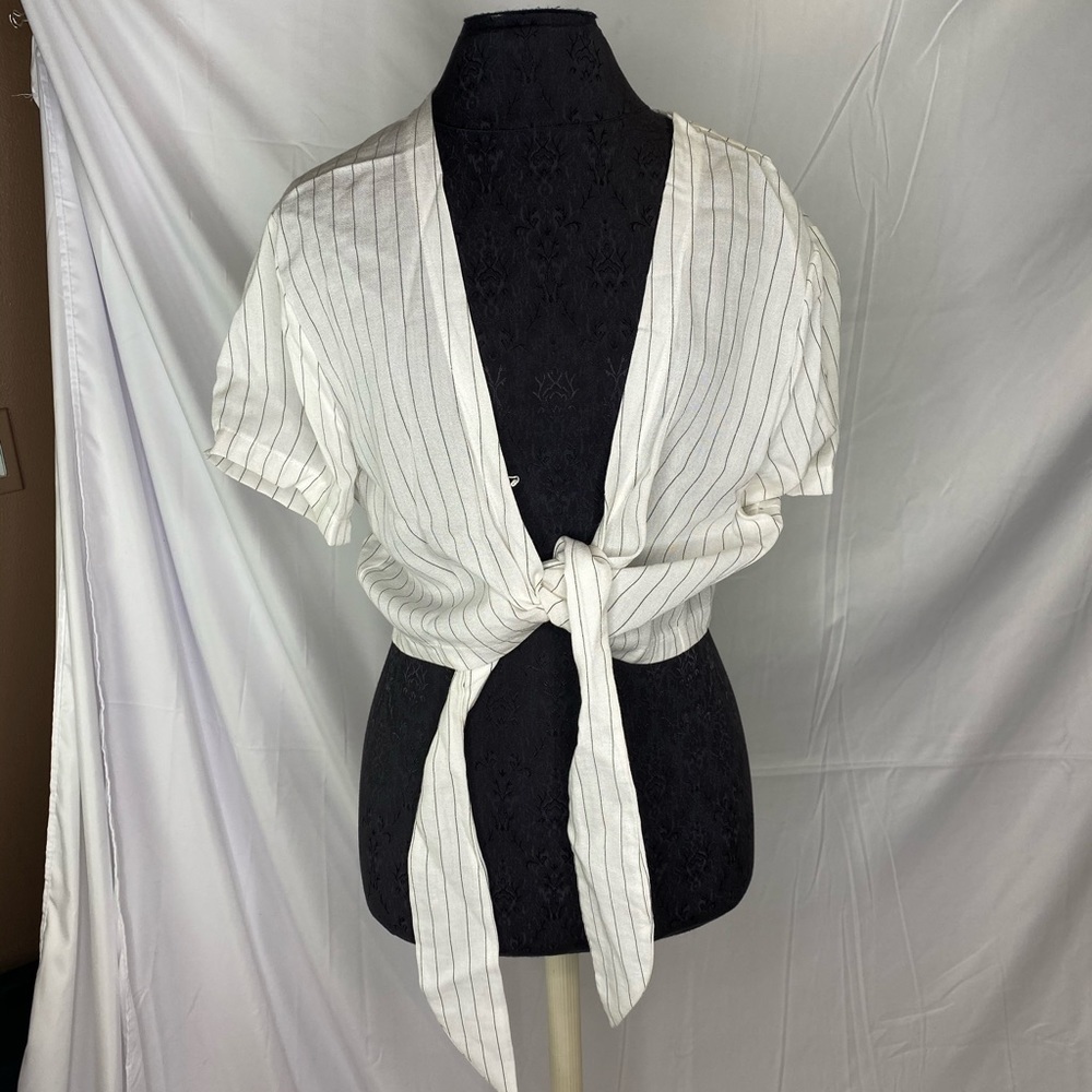 Alice in the Eve tie top white and black womens